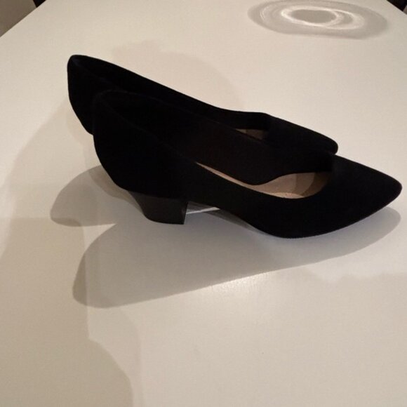 Clark's Black Suede Low Pumps 9.5 W - Picture 4 of 4